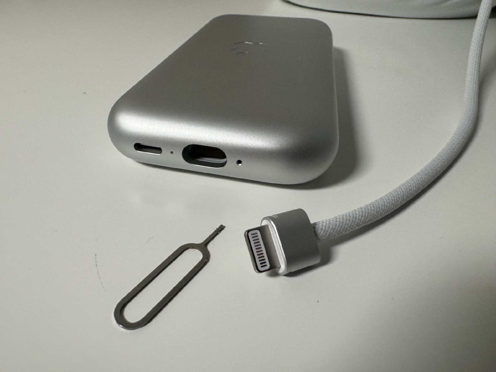 Another Proprietary Port? Apple Vision Pro Battery Adopts a Detachable Cable Design