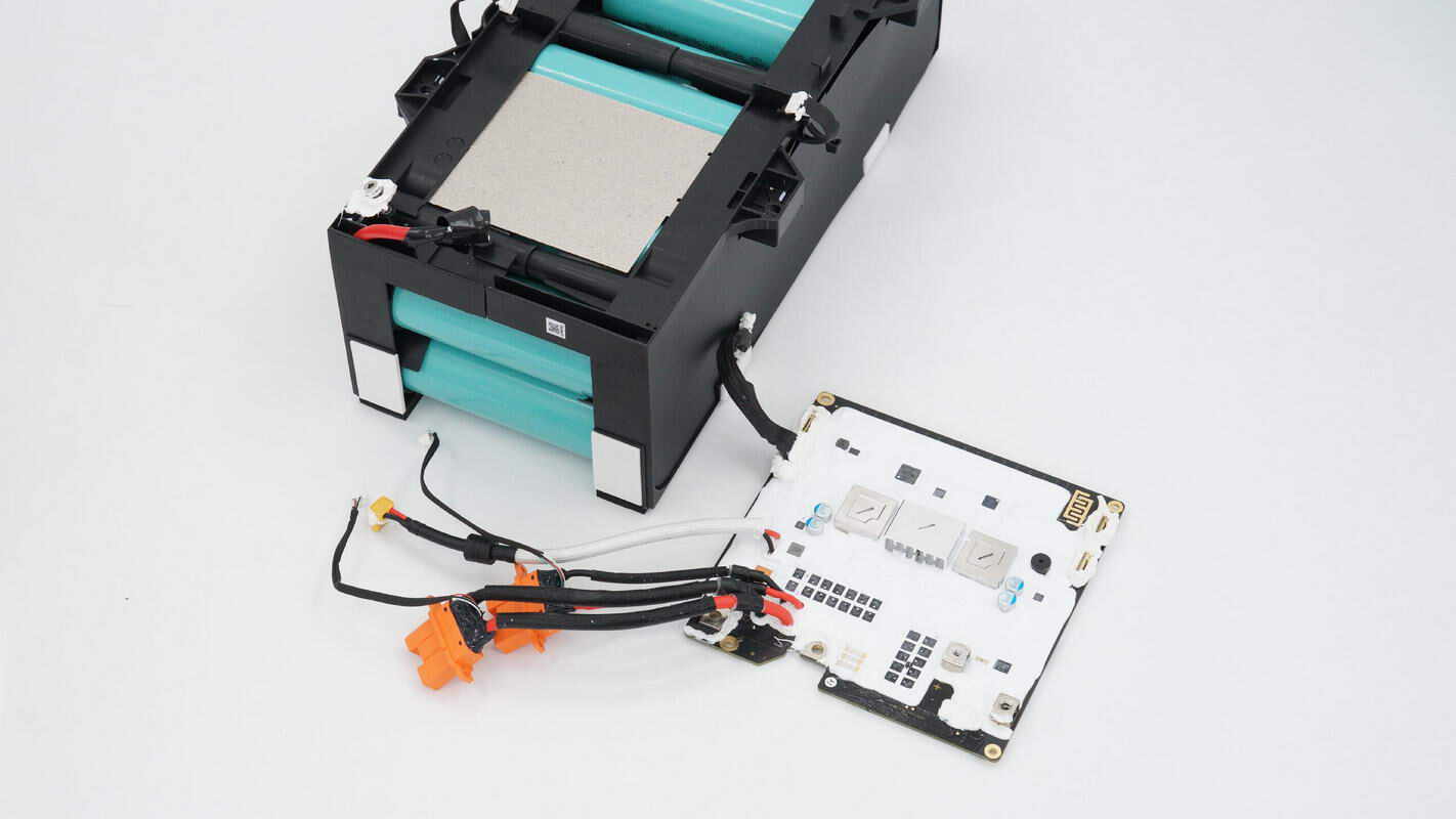 Teardown of DJI 2600W 1024Wh Power 1000 V2 Portable Power Station-Chargerlab
